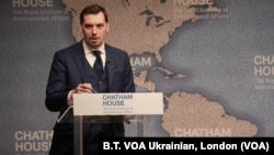 Прем’єр-міністр Олексій Гончарук промовляє в Chatham у Лондоні 21 листопада 2019 р.