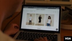 Liberty Society menjual produk fesyen beretika, yang dibuat oleh para pengungsi asing yang nasibnya terkatung-katung di Indonesia (foto: VOA).
