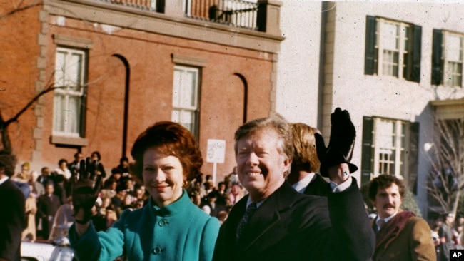 20 Ocak 1977 - Eski ABD Başkanı Jimmy Carter ve eşi Yemin Töreni günü Pennsylvania Caddesi'nde yürürken