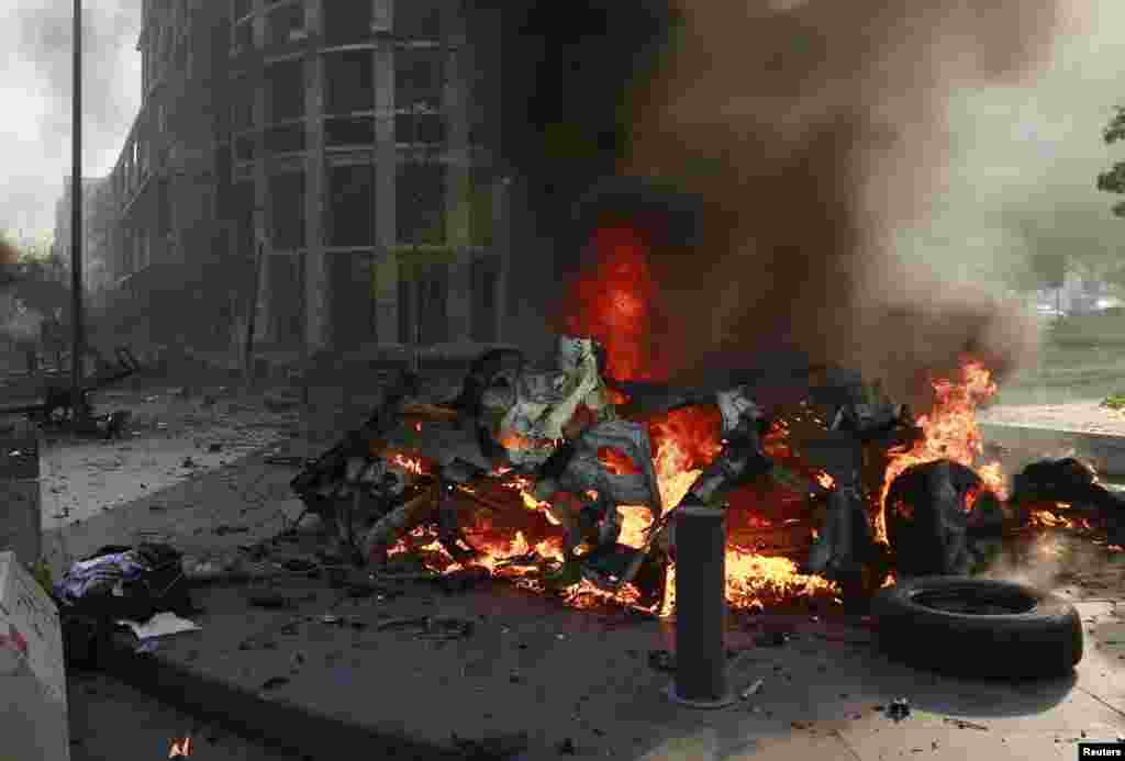 Viaturas ardem após explosão de carro-bomba em Beirute Dez. 27, 2013. 