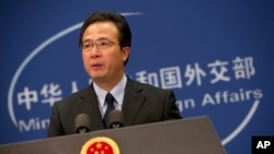 19일 중국 베이징에서 홍레이 외교부 대변인이 ISIL의 자국민 인질 살해와 관련해 기자회견을 하고 있다.