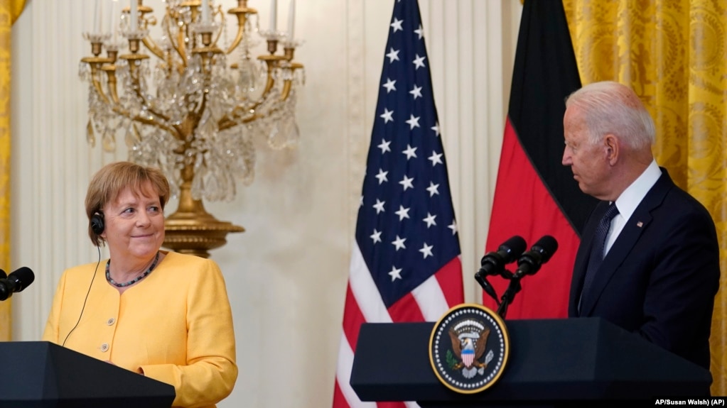 2021年7月15日，美国总统拜登和到访的德国总理默克尔在白宫举行的联合记者会上交谈。（美联社照片）