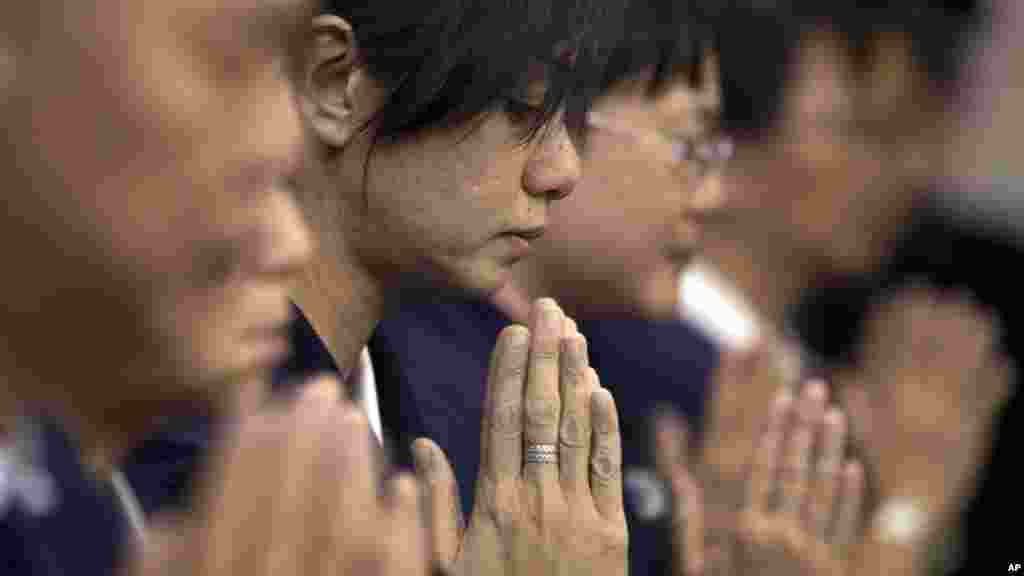 Volunteers from Taiwan&#39;s Buddhist association offer prayers for the Chinese passengers aboard Flight MH370, at a hotel in Beijing, April 1, 2014.