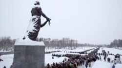 Spomenik otadžbini na groblju gde su pokopane žrtve opsade Lenjingrada, tokom II svetskog rata.