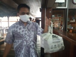 Pelanggan Restoran Kampung Laut Semarang memuji penggunaan kantong bukan plastik produksi SainBag (courtesy).