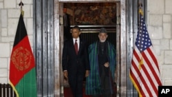 El presidente Obama y el presidente de Afganistán, Hamid Karzai poco antes de la firma del acuerdo estatégico en Kabul, Afganistán.