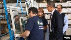 El presidente Obama apuesta a la creación de puestos de trabajo en la industria estadounidense y visita fábricas como la de Thompson Creek Manufacturing.