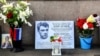 Российские националисты осквернили импровизированный мемориал на месте гибели Немцова