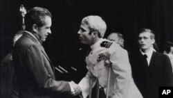 Vətənə qayıtdıqdan az sonra Leytenant-Komandir Makkeyn Prezident Riçard Niksonla görüşür. 25 may, 1973. (AP Foto).