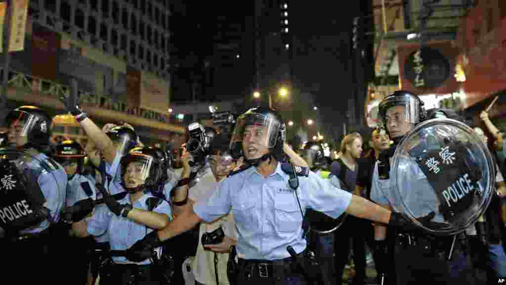 香港防暴警察前往旺角民主抗议营地 