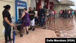 ປະຊາຊົນເມືອງ Ponce ຂອງເກາະ ເປີໂຕ ຣີໂກ ລຽນແຖວ
ຢູ່ ຕູ້ກົດເງິນ ໂດຍຫວັງວ່າຈະສາມາດ ຖອນເງິນສົດອອກ
ມາໄດ້, ນຶ່ງອາທິດຫຼັງຈາກພາຍຸ ເຮີຣິເຄນ ມາເຣຍ ໄດ້ພັດທະລົ່ມເຂົ້າເກາະດັ່ງກ່າວ.