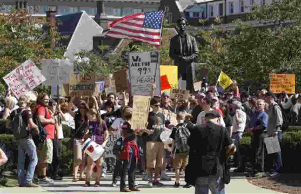 Con una estatua de Abraham Lincoln, los manifestantes comienzaron su marcha por el centro de Cincinnati durante la protesta Ocupar Cincinnati,