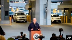 El secretario de Seguridad Nacional, John Kelly, habla en conferencia de prensa cuando los automóviles entran a Estados Unidos desde México en el puerto de entrada de San Ysidro.