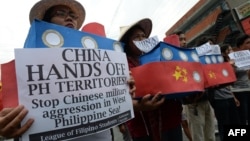 중국과 남중국해 영유권 분쟁 관련 국제 소송을 진행중인 필리핀의 학생들이 지난 3월 반중국 시위를 벌이고 있다. (자료사진) 