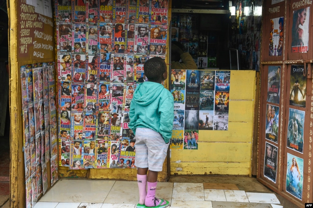 나이로비에서 가장 거대한 빈민가인 키베라의 비디오 가게에서 어린 소년이 최근 출시된 DVD의 사진을 보고있다.
