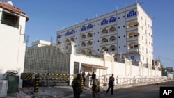 Des soldats somaliens devant un hôtel de Mogadiscio le 2 janvier 2014 