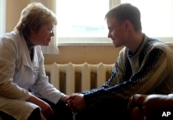 An HIV-positive man talks with a psychologist at the Saratov regional AIDS center in Saratov, 700 kilometers (450 miles) southeast of Moscow, Russia, May 10, 2006.