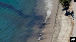 Limpieza en la playa de Refugio, al norte de Goleta en California.