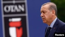 លោក Tayyip Erdogan ប្រធានាធិបតី​របស់​តួកគី​ចូលរួម​ក្នុង​កិច្ចប្រជុំ​របស់​អង្គការ​ណាតូ នៅ​ក្នុង​ក្រុង​វ៉ាសូរី ប្រទេស​ប៉ូឡូញ កាលពី​ថ្ងៃទី៩ ខែកក្កដា ឆ្នាំ២០១៦។ 