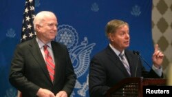 Hai Thượng nghị sĩ John McCain (trái) và Lindsey Graham nói chuyện tại một cuộc họp báo ở Cairo, 6/8/13