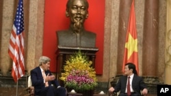 U.S. Secretary of State John Kerry, left, and Vietnamese President Truong Tan Sang talks during a meeting at the Presidential Palace in Hanoi, Vietnam, Friday, Aug. 7, 2015. (Brendan Smialowski via AP)