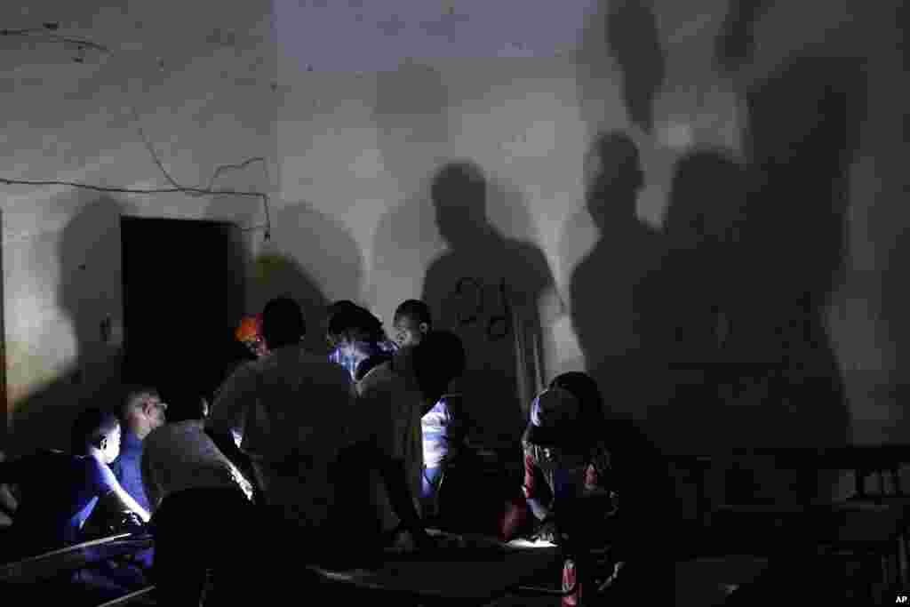 Election volunteers count ballots in Mali&#39;s parliamentary elections in Gao, Nov. 24, 2013. 