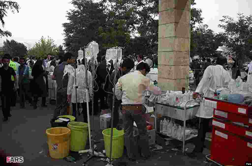 Təcili yardım işçiləri zəlzələ qurbanları yanında