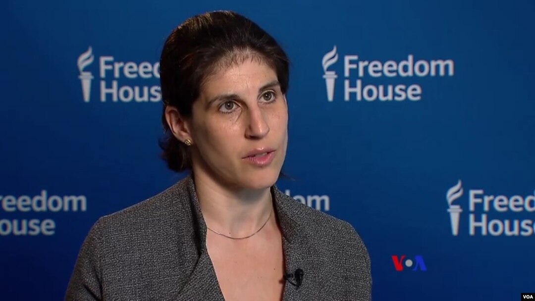 Sarah Repucci memberikan keterangan laporan terbaru Freedom House (27/4).