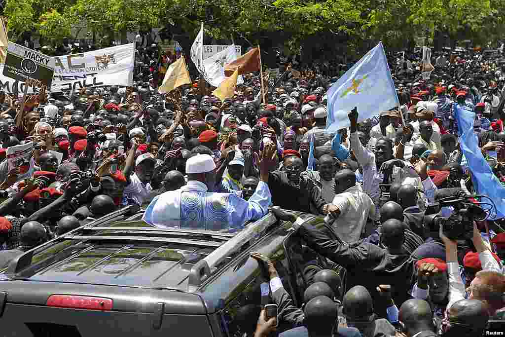 Senegal's outgoing president Abdoulaye Wade leaves the presidential palace after newly elected President Macky Sall's inauguration. (Reuters)