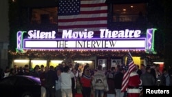 洛杉磯影迷12月24星期四晚在電影院排隊買票看題材為刺殺金正恩的電影《採訪》。