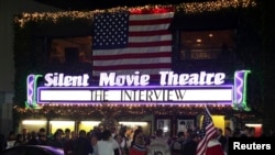 Antrian penonton di Silent Movie Theatre yang menampilkan pemutaran perdana film "The Interview" di Los Angeles, California (24/12).