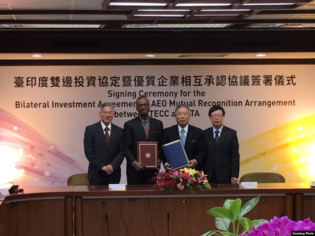 2018年12月18日，台湾与印度官员在台北签署双边投资协定后合照(台湾外交部提供)(photo:VOA)