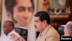 Prezidan Nicolàs Maduro ki tap pale nan yon rankont kabinè ministeryèl la nan palè nasyonal la, Miraflores, nan Caracas, vandredi 1e desanm 2016 la.