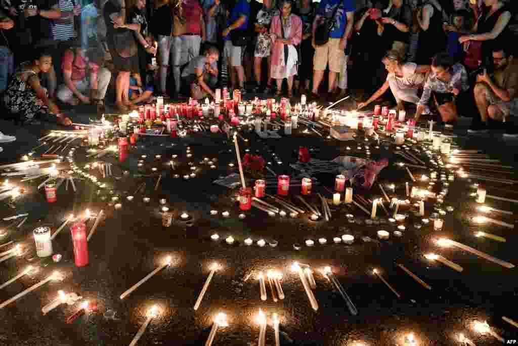 People attend a candlelight vigil in front of the Greek parliament in Athens, July 30, 2018, to commemorate victims of the country&#39;s worst-ever wildfires, which have claimed scores of lives.