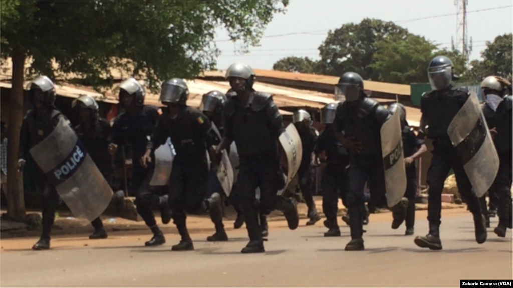Des policiers essaient de stopper la marche qui se dirige vers l&#39;autoroute, lors d&#39;une manifestation à Conakry, en Guinée, le 22 mars 2018. (VOA/Zakaria Camara)