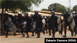 Des policiers essaient de stopper la marche qui se dirige evrs l'autoroute, lors d'une manifestation à Conakry, en Guinée, le 22 mars 2018. (VOA/Zakaria Camara)