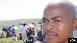 The manager of the test center at Bulungula, Sityhilelo Mandlingana, surveys the queues of people waiting to be tested for HIV (D. Taylor/VOA)