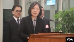 台灣總統蔡英文在桃園機場發表歸國講話。