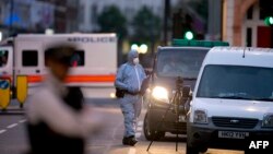 Petugas forensik kepolisian bekerja di Russell Square di London Kamis pagi (4/8) menyusul serangan penikaman di kota itu. (AFP/Justin Tallis)