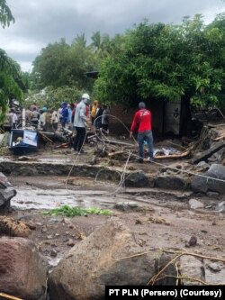 Perusahaan Listrik Negara (PLN) terus melakukan pemulihan kelistrikan terdampak badai siklon tropis Seroja di NTT. Hingga Senin (5/4) pukul 24.00 WITA, PLN telah berhasil memulihkan 359 gardu listrik yang sebelumnya terdampak badai. (Foto: Courtesy/PT PLN