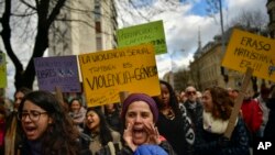 Manifestantes marchan contra la violencia de género en Madrid, el domingo 25 de noviembre de 2018.