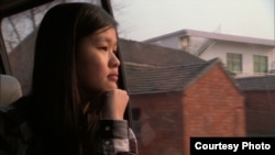 纪录片《中间地带》四名中心人物之一，被美国父母领养的中国女孩黑莉.巴特勒.