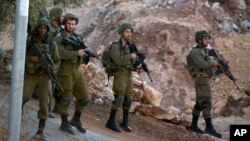 Tentara Israel berpatroli di Ramallah, kota di Tepi Barat, Minggu, 25 Agustus 2019. (Foto: AP)