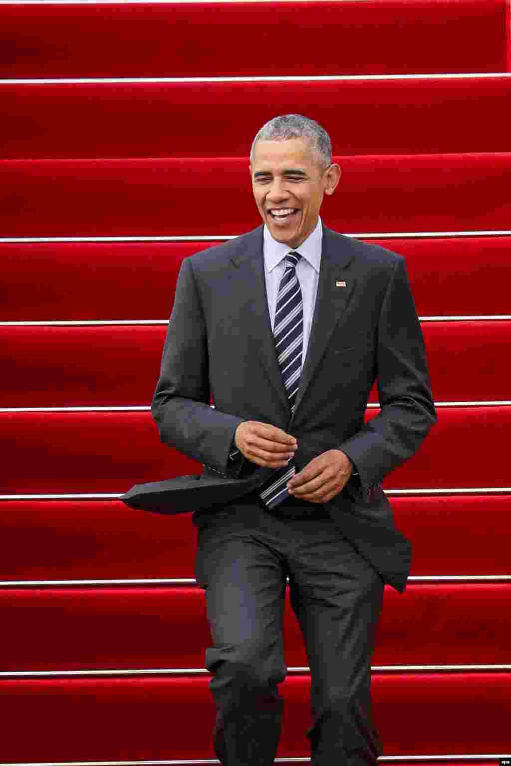 Tổng thống Obama bước xuống từ chuyên cơ&nbsp;Air Force One tại sân bay Tân Sơn Nhất với hình ảnh một vị tổng thống lịch lãm và năng động.