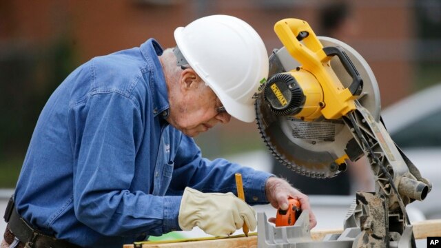 Jimmy Carter ha continuado construyendo casas para familias pobres, como aquí en Memphis, Tennessee, la semana pasada.