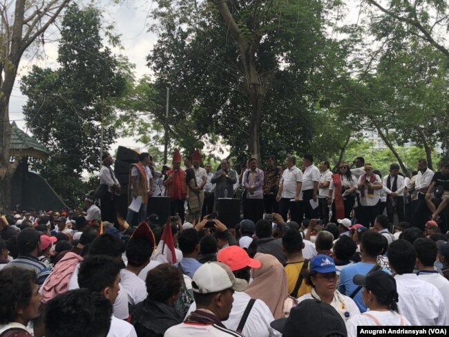 Ribuan masyarakat Batak melakukan demonstrasi di depan DPRD Sumut menolak pemusnahan babi. Senin 10 Februari 2020. (Courtesy: Anugrah Andriansyah)
