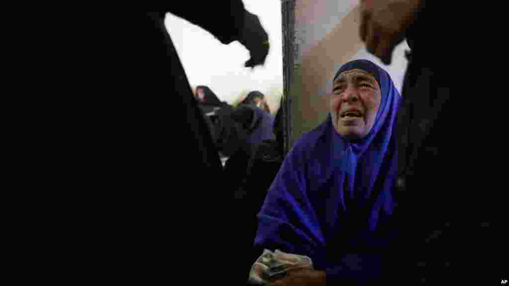 Jemaat Koptik Mesir berduka cita atas 21 pria Koptik Mesir yang dipenggal kepalanya oleh militan Negara Islam (ISIS) di Sirte, Libya, di Gereja Perawan Maria di desa el-Aour, dekat Minya, 220 kilometer dari selatan Kairo, Mesir (16/2).​&nbsp;(AP/Hassan Ammar)