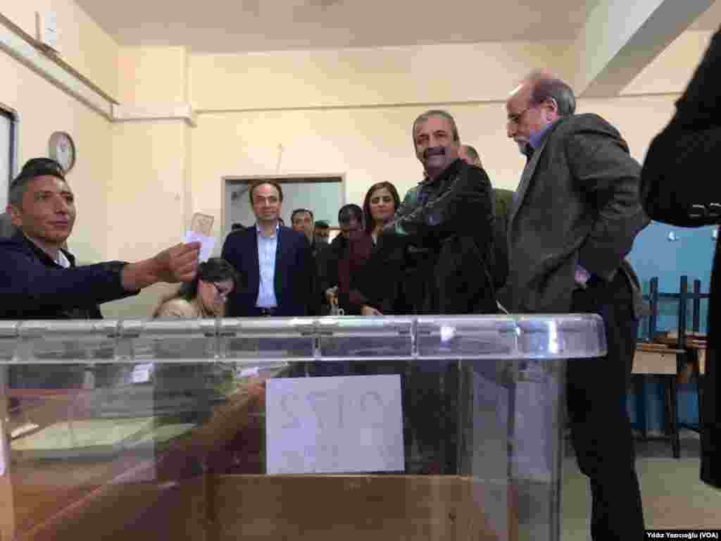 Members of opposition HDP cast their ballots in Ankara