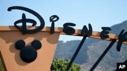 La compañía Disney prohibió la semana pasada el ingreso a los críticos de películas de "LA Time" a los pre-estrenos en respuesta a un par de artículos que publicó el periódico donde cuestiona la relación entre Disneylandia y la ciudad de Anaheim, al sur de Los Ángeles, donde se ubica el gigante del entretenimiento. 