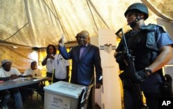 Thomas Thabane casts his vote in Maseru, Feb. 28, 2015.